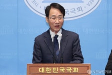 소통관에 선 이원욱 의원