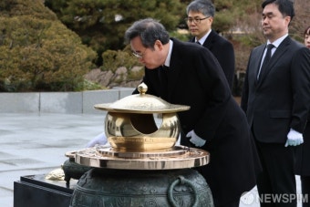 국립서울현충원 현충탑 참배하는 이낙연 새로운미래 공동대표