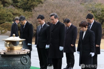 국립서울현충원 현충탑 참배하는 새로운미래