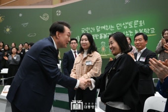 민생토론회, 참석자들과 인사하는 윤석열 대통령