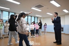 늘봄학교 방송댄스 프로그램 참관하는 윤 대통령