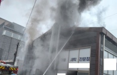 수원 세탁소 건물서 큰 불...2시간12분만에 진압·6명 대피