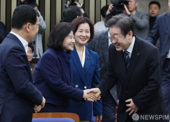 동료 의원들과 악수하는 이재명 더불어민주당 대표