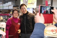 가락시장 상인과 기념촬영하는 서울시장