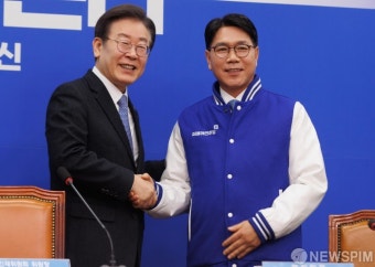이재관 전 위원장과 악수하는 이재명 대표