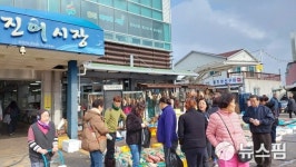 [르포] 울진 설 대목장…경기 불황에 물가고에 대목장 북적대도 당췌 재미없니더