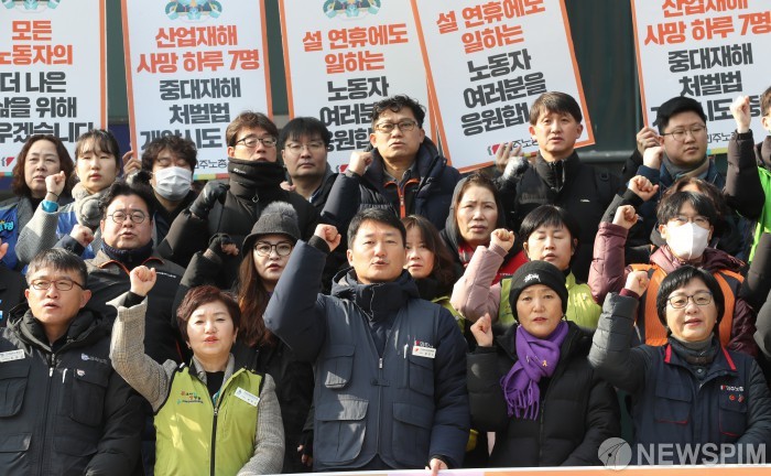 민주노총, 추석 맞아 윤석열 정권 퇴진 촉구...서울역 기자회견