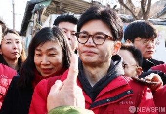 연탄 배달하며 지역주민 민원 경청하는 한동훈