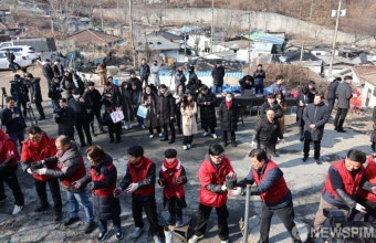 연탄배달 릴레이 참여한 한동훈 위원장