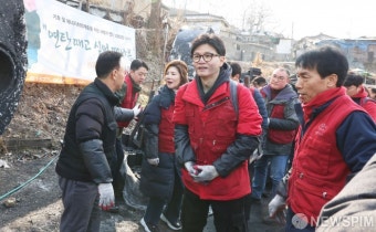지게에 연탄 싣고 출발하는 한동훈 위원장