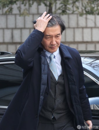 '자녀 입시 비리·감찰 무마 의혹' 조국 2심 공판 출석
