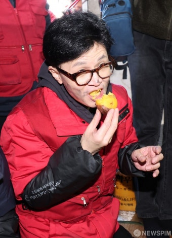 연탄 배달비로 고구마 시식하는 한동훈 비대위원장