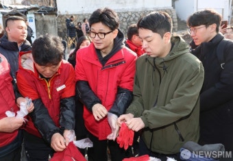연탄배달 복장 준비하는 한동훈 위원장
