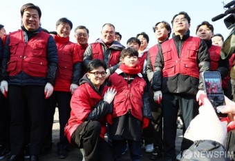 연탄배달 참여한 어린이와 기년촬영하는 한동훈 비상대책위원장