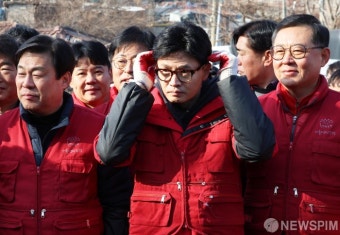 연탄 배달일정 경청하는 한동훈 비상대책위원장