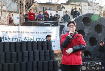 연탄배달 봉사전 인사말 하는 한동훈 국민의힘 비상대책위원장