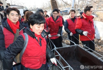 연탄 배달후 가벼운 발걸음으로 하산하는 한동훈 위원장