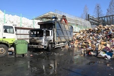 분당 재활용선별장 폐지 하차 트럭서 화재...인명피해 없어