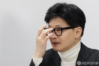 안경 고쳐쓰는 한동훈 위원장