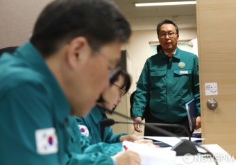 의사 집단행동 중수본 정례브리핑 참석하는 박민수 차관