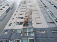 부산 동래 아파트 4층서 화재…거주자 13명 대피