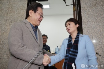 악수하는 이재명 대표 - 이언주 전 의원