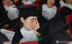 청암중고등학교 2023학년도 졸업식에서 눈물 흠치는 만학도