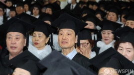 애국가 제창하는 청암중고등학교 2023학년도 졸업식장의 만학도