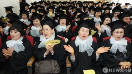 청암중고등학교 2023학년도 졸업식에 참석한 만학도들