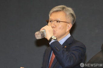 회의전 물마시는 김택우 대한의사협회 비대위원장