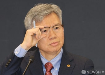 안경 고쳐쓰며 결전 준비하는 김택우 대한의사협회 비대위원장