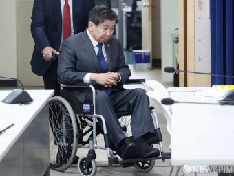 2024년 업무보고 브리핑 참석하는 유철환 권익위원장