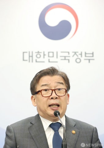 24년 주요 업무계획 발표하는 유철환 권익위원장