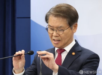 마이크 잡은 이정식 고용노동부 장관