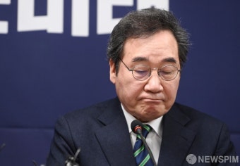 굳은 표정의 이낙연 새로운미래 공동대표