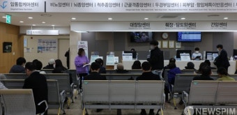 전공의 근무 중단속 불안한 서울대병원 암센터 찾은 환자들