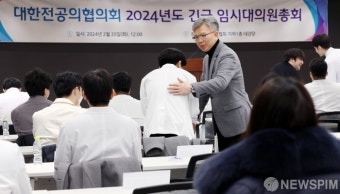 전공의들과 인사하는 김택우 의협 비대위원장
