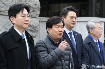 안동완 검사 탄핵재판 시작 전 입장 밝히는 '간첩 조작 사건' 유우성씨