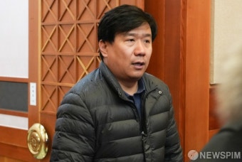 안동완 검사 탄핵심판 변론 입장하는 피해자 유우성씨