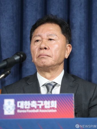 취재진 질문 듣는 정해성 신임 국가대표전력강화위원장