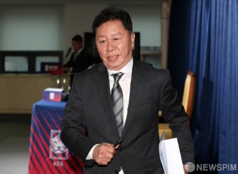 브리핑장 나서는 정해성 위원장