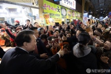 전통시장 방문해 시민들과 인사하는 윤석열 대통령