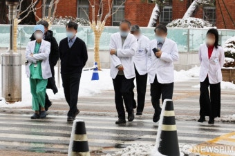 전공의 사직에도 환자 진료위해 이동하는 서울대병원 의사들