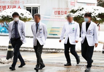 전공의 사직에도 환자 진료위해 이동하는 서울대병원 의사들