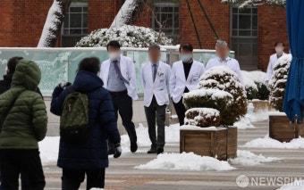 전공의 이탈중 환자위해 병실로 이동하는 서울대병원 의사들
