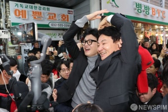 하트 포즈 취하는 한동훈 비상대책위원장 - 원희룡 전 장관