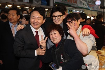 전통시장 상인과 기념촬영하는 한동훈 - 원희룡