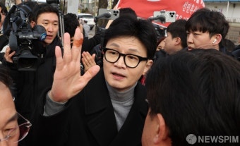 시민 향해 인사하는 한동훈 비상대책위원장