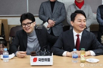 시장 상인들과 간담회 여는 한동훈-원희룡