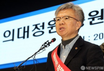 발언하는 김택우 의협 비대위원장